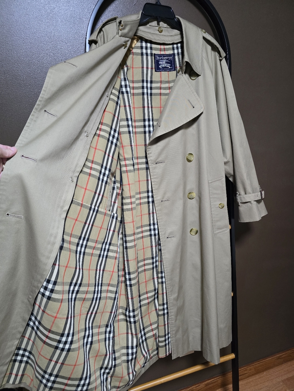 Burberry Classic Beige Double-Breasted Trench Coat with Check Lining - Picture 4 of 12